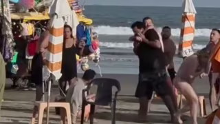 Vídeo mostra pessoas trocando agressões na Praia do Forte, em Praia Grande