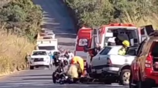 Passageira morre e três pessoas ficam feridas em colisão na MG-341, em Piumhi