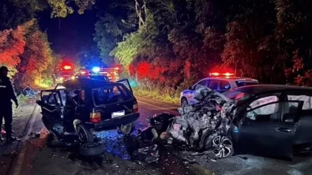 Colisão frontal na MG-111, em Ipanema, deixa quatro mortos