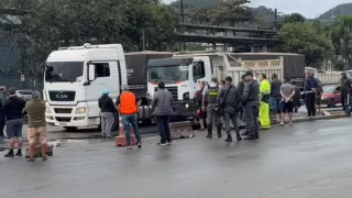 Caminhoneiros fazem ato em acesso ao Porto de Santos e pressionam Senado por MP do Frete