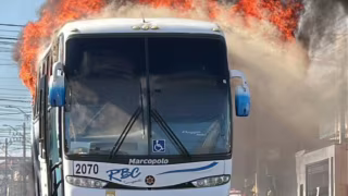 Ônibus de transporte de funcionários é destruído por incêndio em Indaiatuba; ninguém se feriu