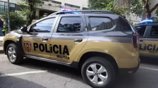 Homem é preso após urinar em viatura da PM durante festa em Açucena, MG