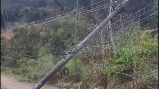 Caminhão atinge poste após motorista perder controle na Avenida Leôncio Guimarães, em Ipatinga