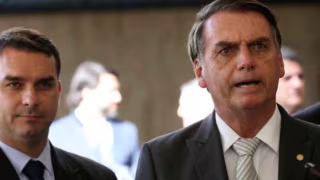 Flávio Bolsonaro diz que Jair lhe entregará faixa em eventual posse presidencial