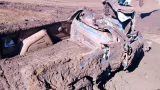 Caminhonete é encontrada enterrada durante obra de asfaltamento em Pitanga, no Paraná