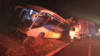 Mãe e filho de 5 anos morrem após ônibus ser atingido por carreta na BR-135, em Buenópolis