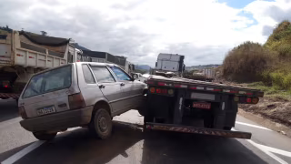 Colisão entre Fiat Uno e carreta na BR-381 mobiliza equipes de resgate após sistema pare e siga
