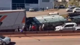 Engavetamento interdita BR-381 em Igarapé e deixa uma pessoa em estado grave