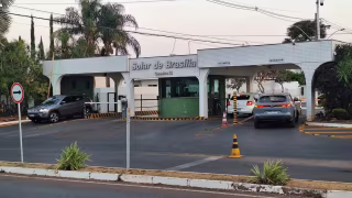 Moraes mantém prisão domiciliar de Bolsonaro e suspende visitas familiares