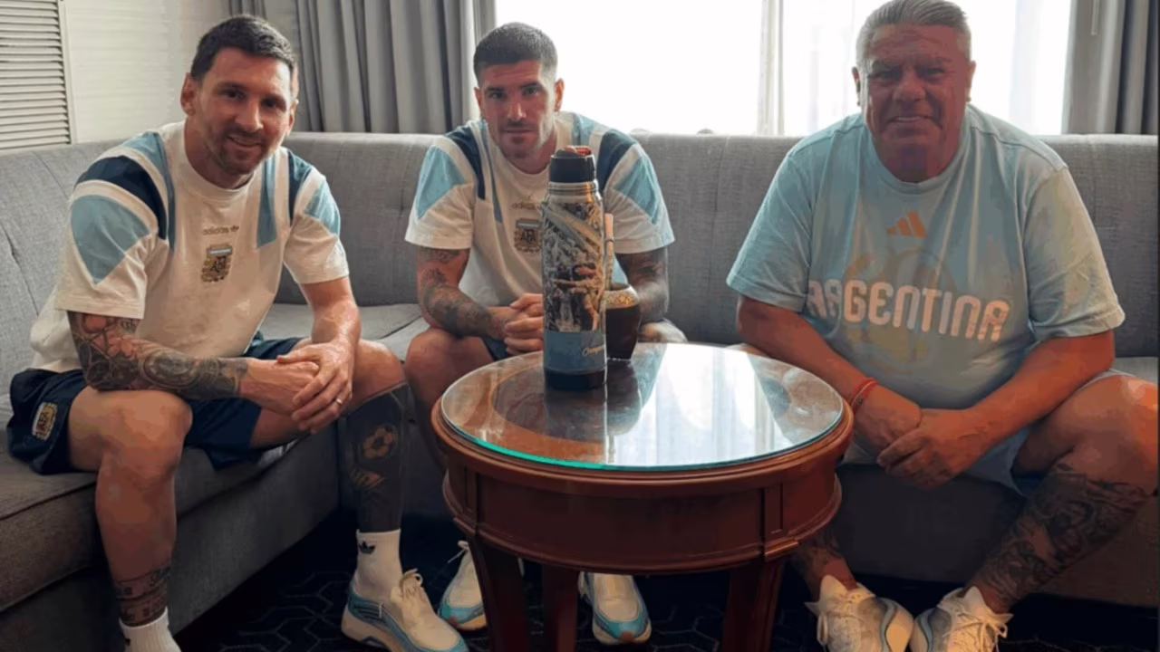 Presidente da AFA, Claudio Chiqui Tapia (à dir.) com os jogadores Messi e De Paul