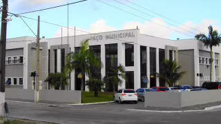 Concurso de Matinhos abre 63 vagas com salários de até R$ 20,3 mil