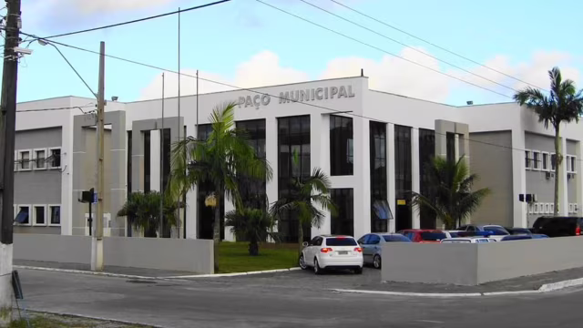 Concurso de Matinhos abre 63 vagas com salários de até R$ 20,3 mil
