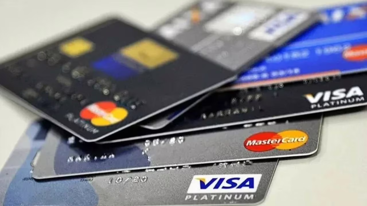 Renegociar dívidas de cartões de crédito é essencial para controlar os juros do rotativo e organizar as finanças pessoais