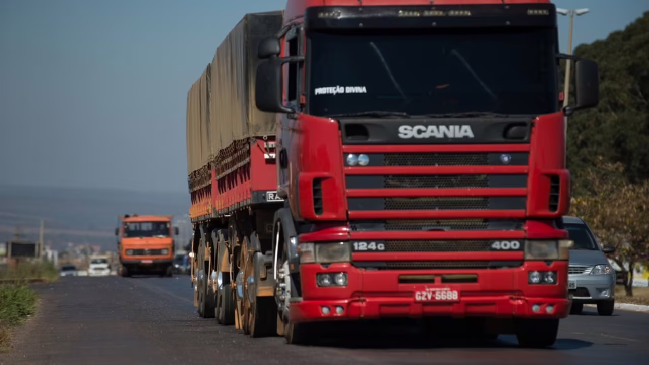 Novo piso do frete rodoviário será sancionada por Lula, atendendo a uma demanda dos caminhoneiros