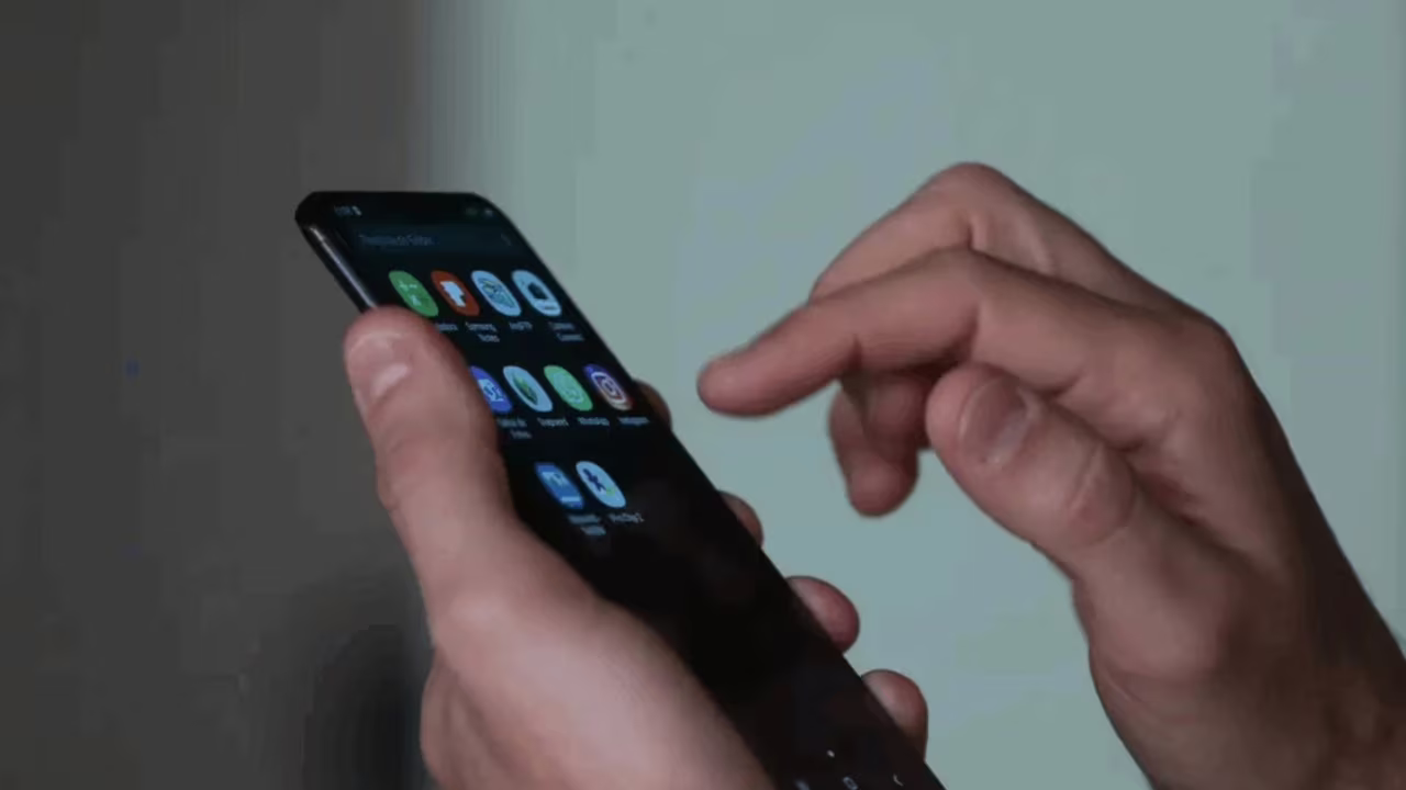 Pessoas usam celular para apostar (Imagem ilustrativa)