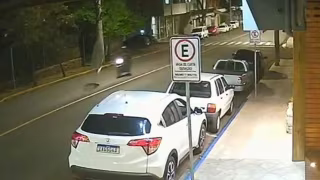 Motociclista escapa de antena parabólica que caiu durante temporal em Estrela (RS)