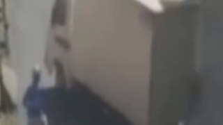 Caminhão perde controle em ladeira e atinge muro de casa em Manaus, AM