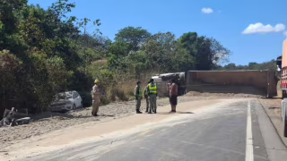 Acidente entre carreta, ônibus e carros deixa ao menos sete mortos na GO-010, em Goiás