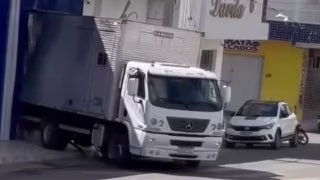 Mulher sofre fratura exposta ao ser prensada por caminhão em Paulista, na Paraíba