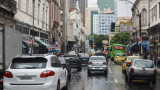 Adesivo de campanha não cancela seguro do carro, mas uso eleitoral exige atenção