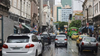 Adesivo de campanha não cancela seguro do carro, mas uso eleitoral exige atenção