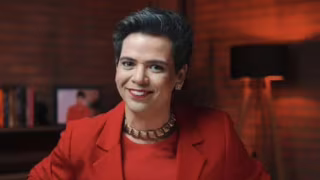 Humorista mineiro Gustavo Mendes retoma personagem inspirada em Dilma Rousseff