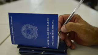 Remuneração média no Brasil cai 2,9% رغم avanço do emprego formal