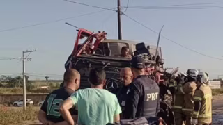 Motorista fica preso às ferragens após colisão entre carretas em Mucuri, Bahia