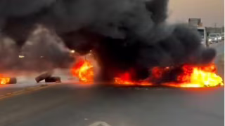 Moradores bloqueiam GO-462 após morte de Ariadna Cristina Teodoro, em Santo Antônio de Goiás (GO)