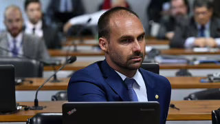 Eduardo Bolsonaro ironiza crise na Casas Bahia após fechamento de 298 lojas