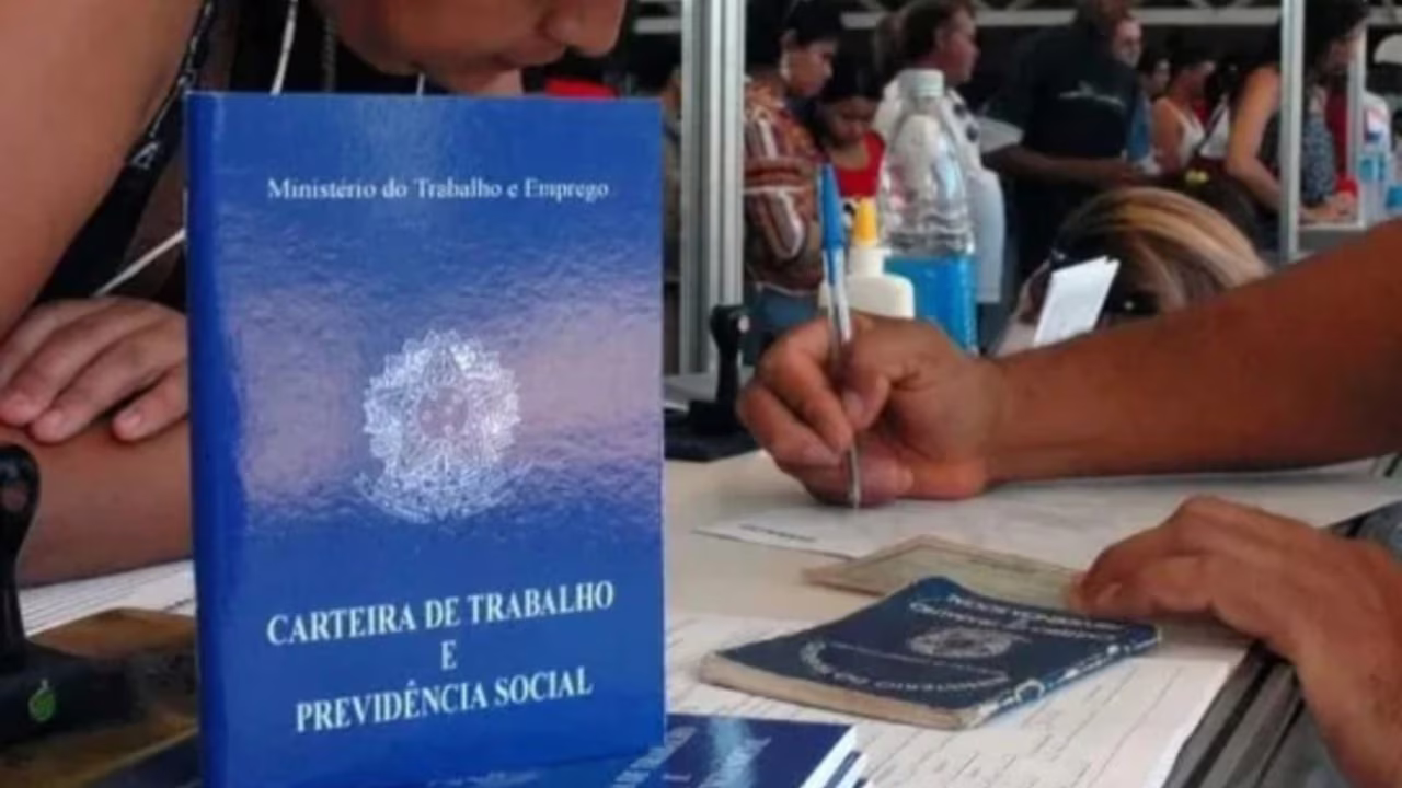 A pesquisa do IBGE abrange o mercado de trabalho formal, com carteira assinada ou CNPJ, e o setor informal, sem esses registros