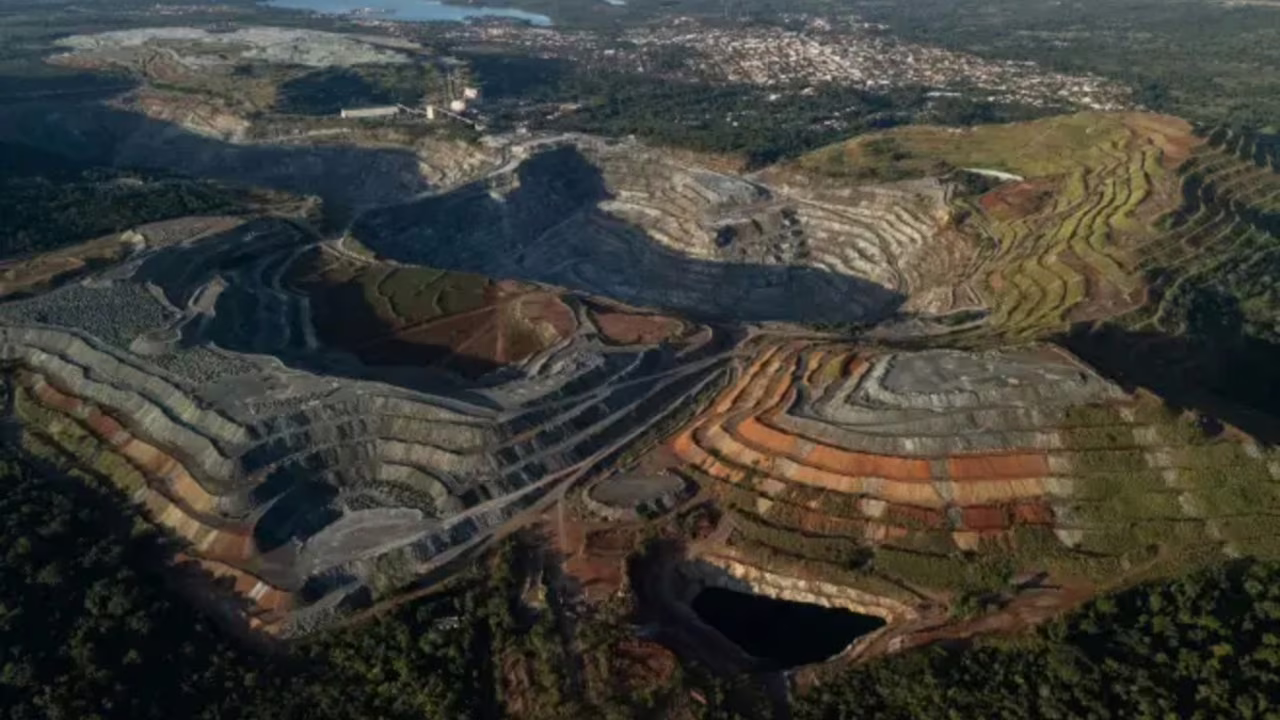 Mina de Pela Ema, localizada no município de Minaçu, em Goiás. •