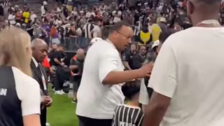 Garoto deixa Neo Química Arena escoltado após receber camisa de Neymar