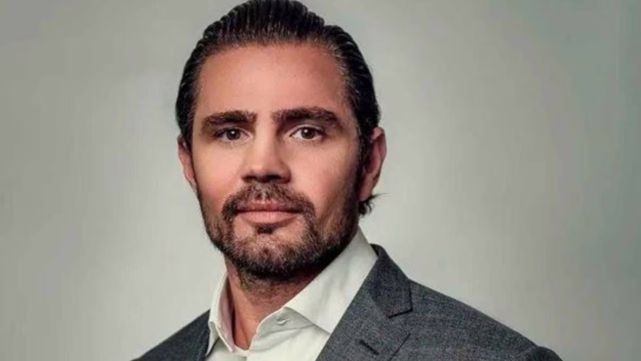 Conforme as mensagens, o primeiro pedido explícito para que Moraes atuasse junto à cúpula da PF e do Ministério Público ocorreu em 30 de outubro de 2025