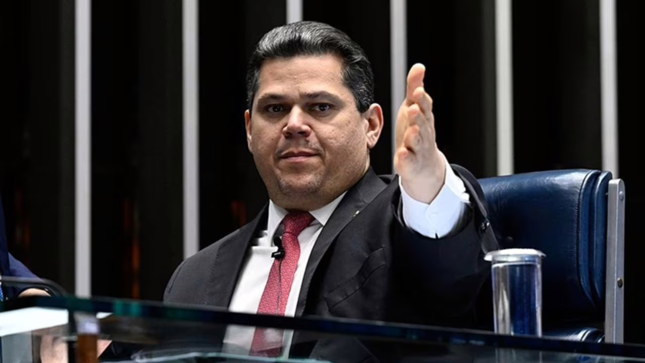Davi Alcolumbre defendeu Alexandre de Moraes em meio à pressão pelo impeachment do ministro do STF
