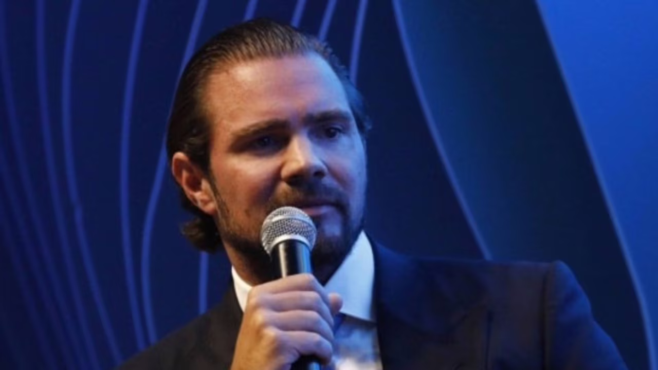Daniel Vorcaro, ex-CEO do Banco Master, em aparição pública ligada ao escândalo de fraude financeira