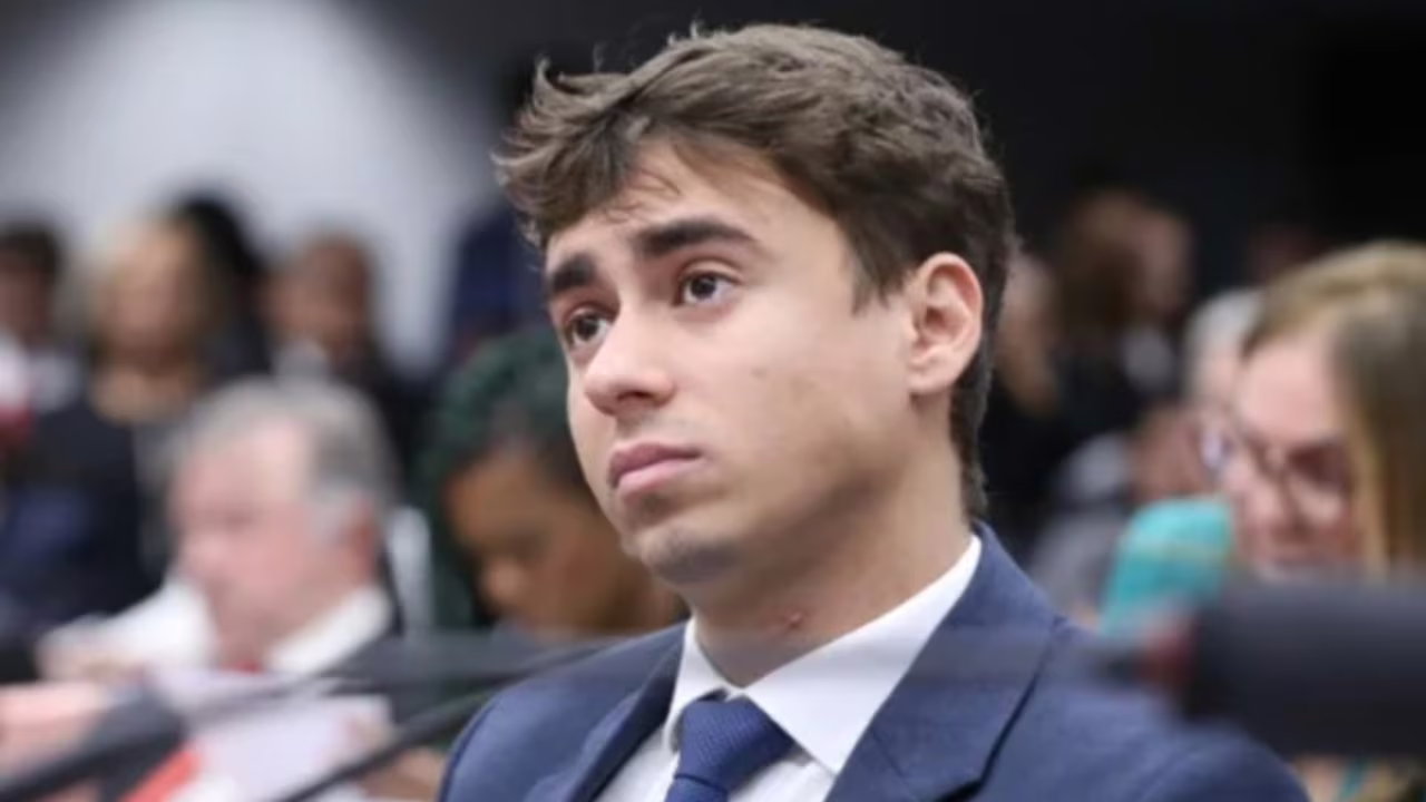Em mensagens trocadas com o empresário Flávio Carneiro, em abril de 2024, Vorcaro revelou ter bancado "todos os voos" utilizados pelo parlamentar e ameaçou expor Nikolas