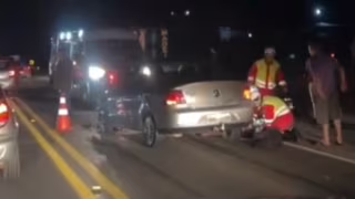 Colisão entre veículo e carreta deixa danos materiais na BR-116, em Caratinga (MG)