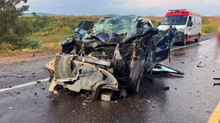 Batida entre carro e caminhão deixa três mortos na BR-146, em Guaxupé
