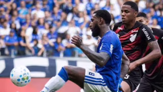 Cruzeiro bate Athletico-PR por 3 a 1 no Mineirão e fica a um ponto do G5