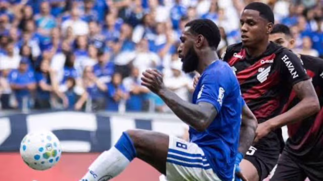 Cruzeiro bate Athletico-PR por 3 a 1 no Mineirão e fica a um ponto do G5