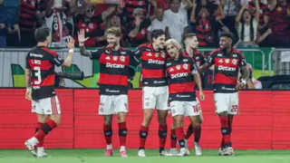 Flamengo celebra indicação à Bola de Ouro como melhor clube da temporada