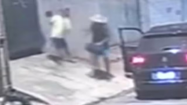 Homem é arrastado por carro durante roubo de caixa de som em Goiânia