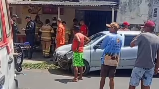 Carro sai da pista e atinge residência em Itabaiana, no Agreste de Sergipe