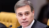 Decisão de André Mendonça recoloca inquérito sobre Flávio Bolsonaro em disputa política