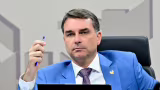 PF investiga Flávio Bolsonaro no STF por financiamento de filme sobre Jair Bolsonaro