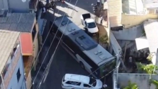 Rua Sararé segue bloqueada após ônibus atingir muro de casa em Belo Horizonte, Minas Gerais