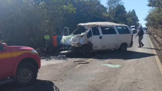 Mulher de 60 anos morre após van com trabalhadores capotar na BR-429, em Santo Antônio do Monte