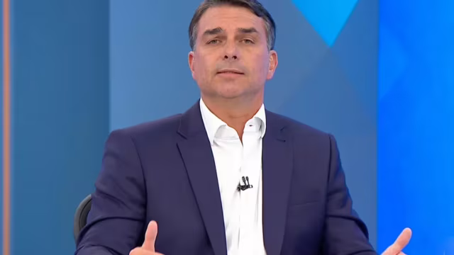 Flávio Bolsonaro defende que STF retire sigilo total de documentos do caso Banco Master