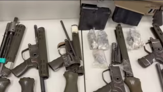 PF e PRF prendem suspeito com 11 fuzis e submetralhadora na Dutra, em Seropédica